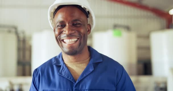 Hombre Negro Feliz Cara Ingeniero Almacén Fábrica Para Mantenimiento Con — Vídeos de Stock