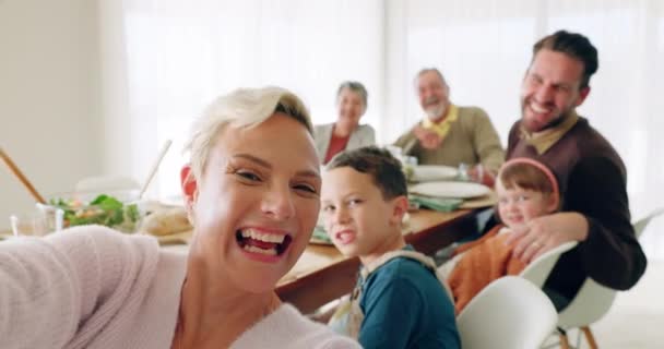Селфі Сімейне Обличчя Вечеря Дітьми Батьки Бабусі Дідусі Разом Задоволенням — стокове відео