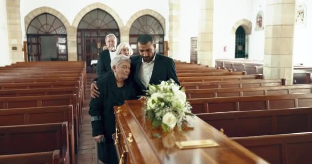 在追悼会上 教堂和人们用棺材拥抱告别 哀悼和哀悼 悲伤的家庭和男人在小礼拜堂里抱着一个接一个的母亲 为死亡而问候 失去和埋葬 — 图库视频影像