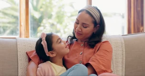 Liebe Mutter Und Tochter Auf Dem Sofa Mit Konversation Bindung — Stockvideo
