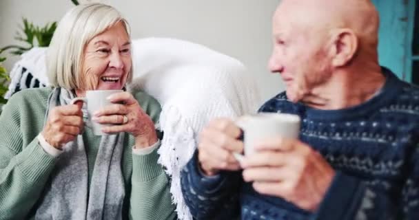 Szczęśliwa Zakochana Starsza Para Kawą Salonie Relaksują Się Łączą Się — Wideo stockowe