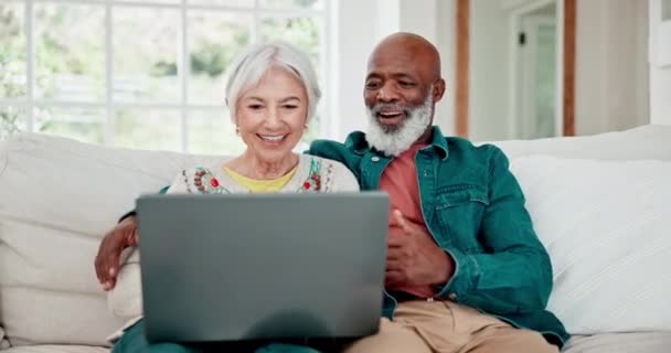 老夫妇在沙发上与笔记本电脑 电影和放松与爱 跨种族的婚姻和在线结合在家里 流连忘返的网站和快乐的人 老人和女人在客厅的沙发上 — 图库视频影像