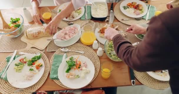 Boven Tafel Familie Met Eten Huis Voor Maaltijd Het Verzamelen — Stockvideo