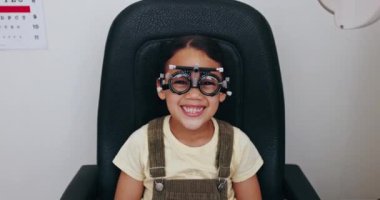 Optometri, gözlükçü ve çerçeveli çocuk portresi görüş, görüş ve gözlük testi için. Klinikte değerlendirilmek üzere reçeteli lens için sağlık, tıbbi ekipman ve genç hasta.
