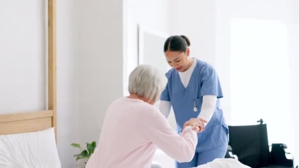 Mujer Mayor Levantamiento Enfermera Hogar Ancianos Para Ayudar Jubilación Para — Vídeos de Stock