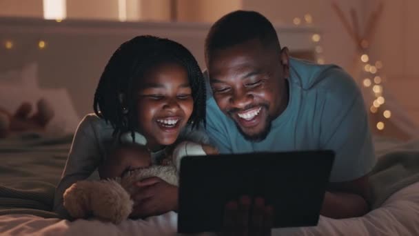 Łóżko Noc Dziecko Ojcem Tablet Szczęście Kreskówki Domu Odpocząć Połączenia — Wideo stockowe