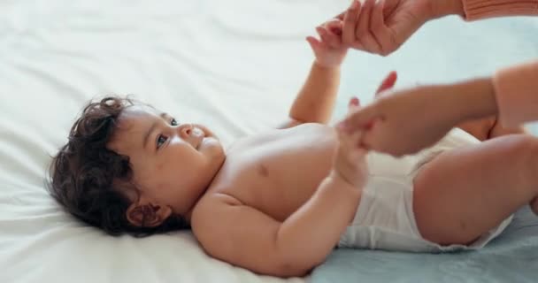 Yeni Doğan Anne Bebek Yatakta Ellerde Veya Gelişiminde Motor Beceriler — Stok video