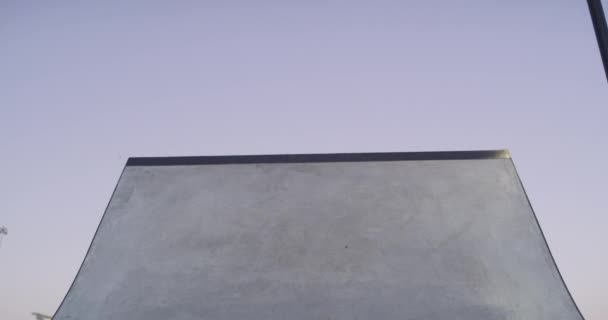 Человек Скейтборд Рампы Парке Скоростью Тренировки Тренировки Трюком Экстремальных Видов — стоковое видео