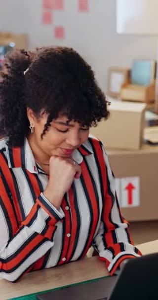 Bisnis Wanita Dan Laptop Atau Mengetik Senyum Atau Jaringan Untuk — Stok Video