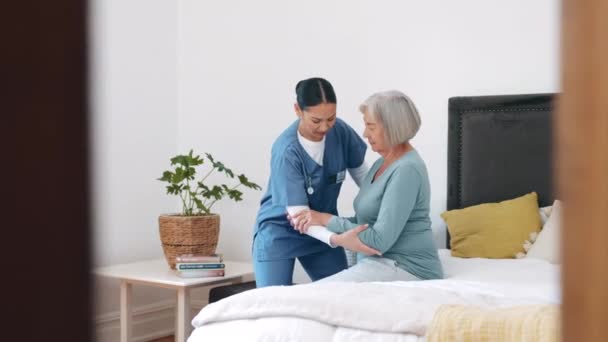 Enfermera Caminando Ayudando Mujer Mayor Desde Cama Jubilación Hogar Ancianos — Vídeos de Stock