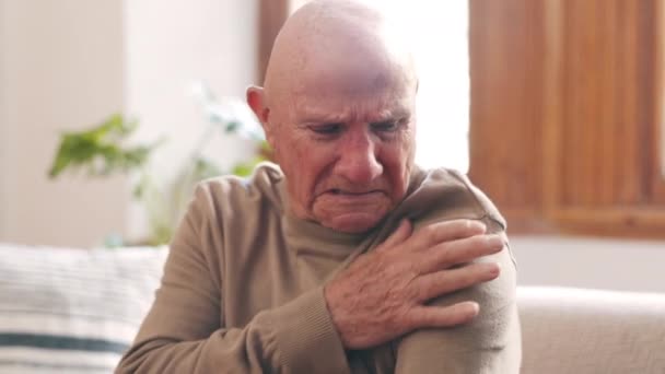 Uomo Anziano Spalla Dolore Alla Mano Infiammazione Tendinite Artrite Frustrata — Video Stock