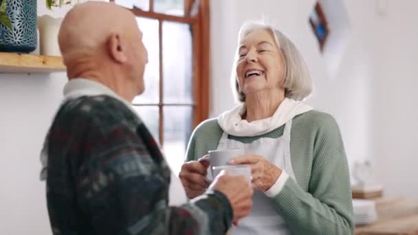Seniorenpaar Gelach Koffie Gesprek Keuken Liefde Grap Met Pensioen Oudere — Stockvideo