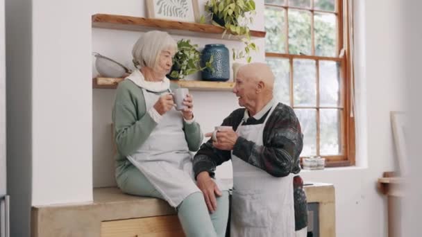 Café Conversation Couple Personnes Âgées Dans Cuisine Pour Communiquer Parler — Video
