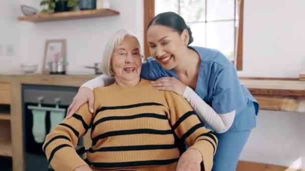 Verzorger Portret Senior Vrouw Voor Verzorging Verpleeghuis Keuken Pensionering Ter — Stockvideo