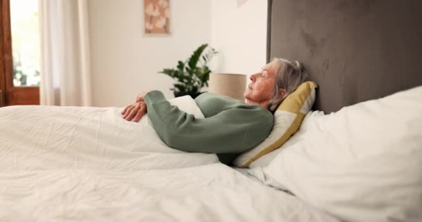 睡眠不足 ストレス 不眠症のために寝室で考えるためのシニア 女性と疲れ 高齢者 一人で 自宅で精神的健康で疲労 悲しみ 疲労で休息するために横たわる — ストック動画