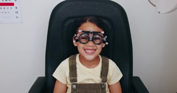 Optometrie Optiker Und Kinderporträt Mit Rahmen Zur Prüfung Des Sehvermögens — Stockvideo