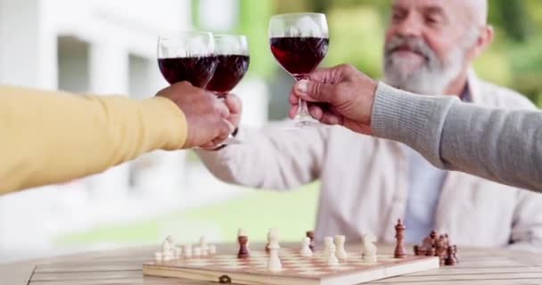 Starsi Mężczyźni Tosty Czerwone Wino Emeryturą Rozmową Świętowaniem Podczas Weekendowej — Wideo stockowe