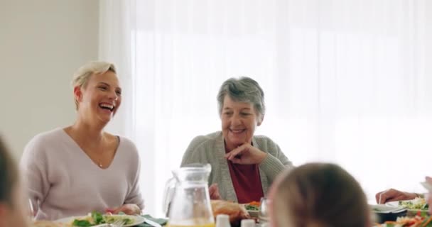 Jantar Feliz Família Conversa Para Comer Juntos Reunião Social Almoço — Vídeo de Stock