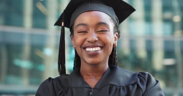 奨学金 ローブまたは大学で祝う顔 達成または黒人女性 ポートレート 学生との人や学術 幸福や笑顔度と成功と — ストック動画