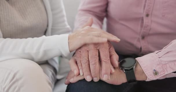 Großaufnahme Eines Älteren Ehepaares Das Händchen Hält Für Liebe Fürsorge — Stockvideo