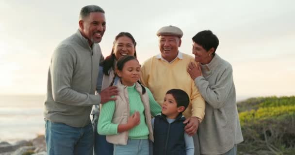 Natur Liebe Oder Große Familie Zusammen Und Glückliches Lächeln Auf — Stockvideo