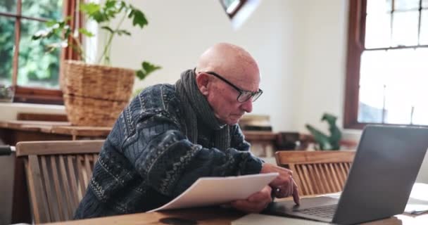 老年人 男人和写作与笔记本电脑为规划 投资或计划退休在客厅 老年人 个人或与技术和研究有关的文书工作在家里的休息室里等待计划 — 图库视频影像