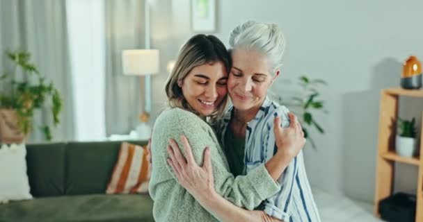 拥抱和女人与年长的母亲在客厅里 带着关怀 支持和安全 与年迈的母亲一起在家中度过周末 探访或在家中团聚的女性 — 图库视频影像