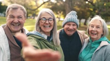 Park, selfie ve kıdemli dostların yüzleri sağlık için dışarı, hafta sonları rahatlayın ve kaynaşın. Emeklilik, mutlu ve yaşlı erkek ve kadınların portresi hafıza, sosyal medya ve paylaşımlar için fotoğraf çekiyor.