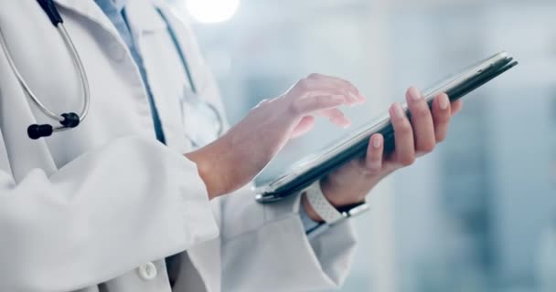 Tablet Type Doktershanden Voor Zorg Kliniekbeheer Ziekenhuissoftware Onderzoek Zoeken Online — Stockvideo