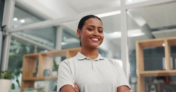 Klinikteki Ofisinde Mutluluk Içinde Duran Bir Kadın Fizyoterapistin Özgüveni Gülümsemesi — Stok video