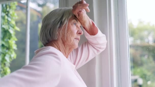 Окно Мышление Пожилая Женщина Альцгеймер Сомнения Тревога Будущее Пенсию Выбор — стоковое видео