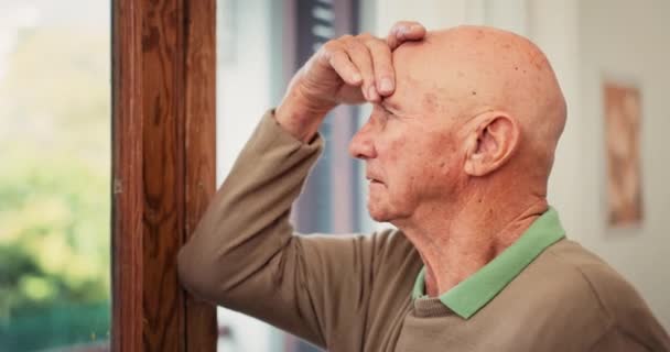 Älterer Mann Angst Und Denken Fenster Stress Und Angst Pflegeheim — Stockvideo