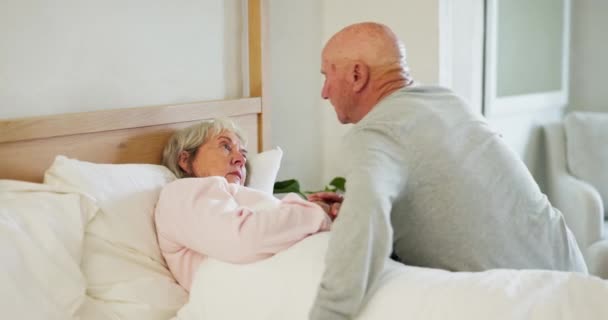 Anziani Coppia Bacio Fronte Letto Supporto Malati Conversazione Con Pensione — Video Stock