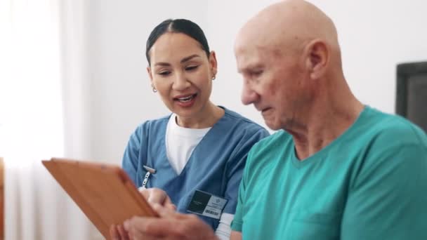 Senior Hombre Enfermera Con Tablet Para Consulta Informe Sanitario Comunicación — Vídeo de stock