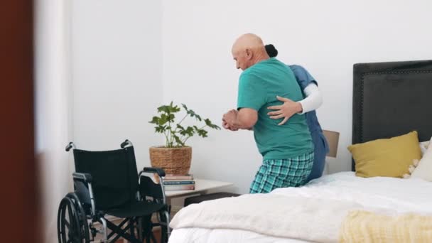 Pielęgniarka Pomoc Starszy Mężczyzna Wózkiem Inwalidzkim Łóżkiem Opieką Zdrowotną Domu — Wideo stockowe