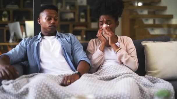 头痛和女人在沙发上生病 医疗保健危机和流感病毒感冒在客厅里 黑人夫妇 组织和流鼻涕与偏头痛 说话和过敏在家庭的房子在周末 — 图库视频影像