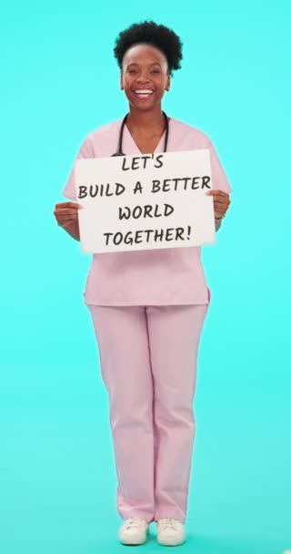 Szczęśliwy Pielęgniarka Wsparcie Czarną Kobietą Plakat Studio Medycznym Motywacja Przesłanie — Wideo stockowe