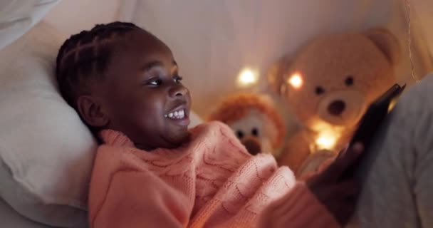 Mädchen Tablet Und Kind Schlafzimmer Der Nacht Streamen Einen Film — Stockvideo
