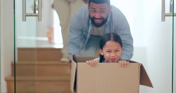 Boldog Család Otthonba Költözés Dobozos Játékkal Tulajdonban Befektetéssel Vagy Szabadsággal — Stock videók