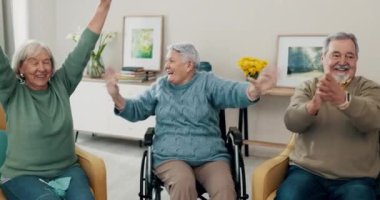 Tekerlekli sandalye, yaşlılarla birlikte emekli olurken televizyon izlemek ve alkışlamak. Mutlu, destek ya da motivasyon ve engelli yaşlılar canlı yayın sırasında alkışlıyorlar.