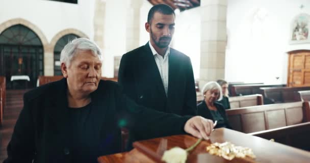 Begravning Kista Och Äldre Kvinna Med Blomma Kyrkan För Farväl — Stockvideo