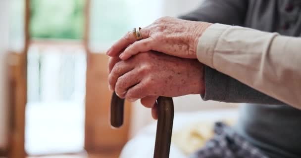 Händchenhalten Gehstock Und Ein Seniorenpaar Nahaufnahme Für Liebe Unterstützung Oder — Stockvideo