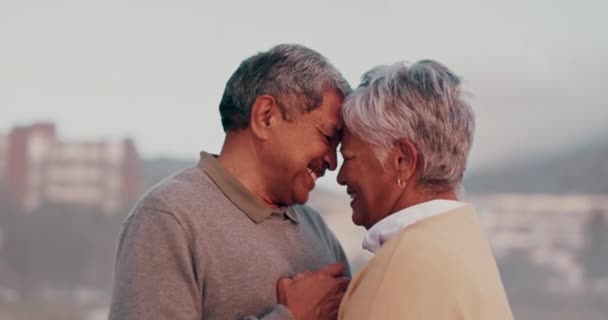 Танцы Любовь Счастливая Пожилая Пара Пляже Пенсии Отдыха Свободы Путешествий — стоковое видео