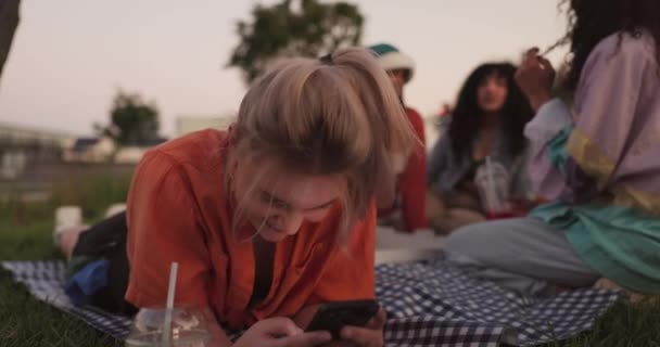 Jeune Femme Smartphone Plein Air Mème Drôle Ligne Chat Pique — Video