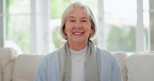 Gesicht Lächeln Und Seniorin Auf Dem Sofa Heimischen Wohnzimmer Wohnzimmer — Stockvideo