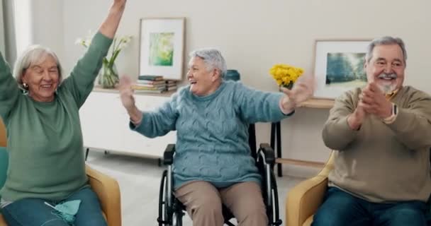 Инвалидное Кресло Просмотр Телевизора Аплодисменты Старшими Друзьями Одном Доме Время — стоковое видео