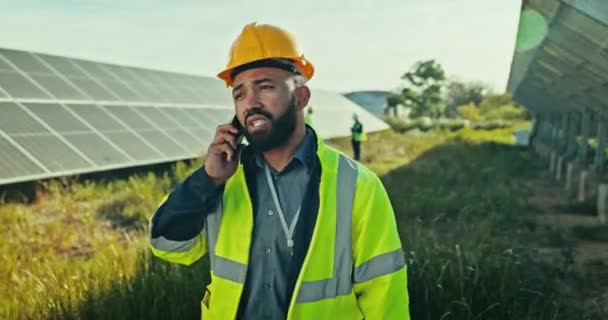 太阳能电池板 维修电话和建筑工人可再生能源和电力项目 男承包商 可持续性和与生态友好项目的讨论及安装计划 — 图库视频影像