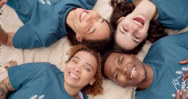 Feliz Amigos Cara Diversidad Vista Superior Para Colaboración Con Sonrisa — Vídeo de stock