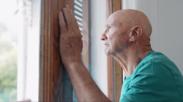 Denken Senior Und Fenster Haus Schlafzimmer Oder Depressiv Ruhestand Mit — Stockvideo