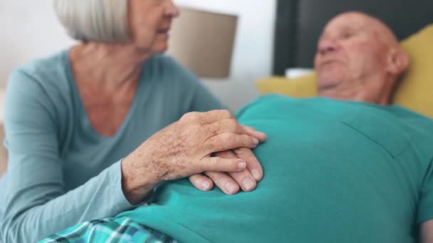 Händchenhalten Seniorenpaar Und Bett Mit Empathie Und Unterstützung Für Den — Stockvideo